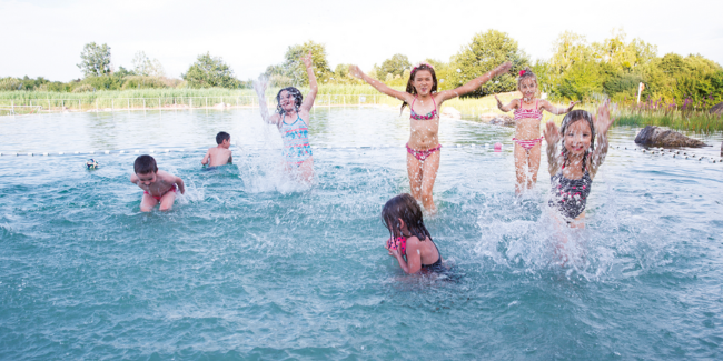 Se rafraîchir en famille à la Baignade naturelle du Grand Chambord cet été