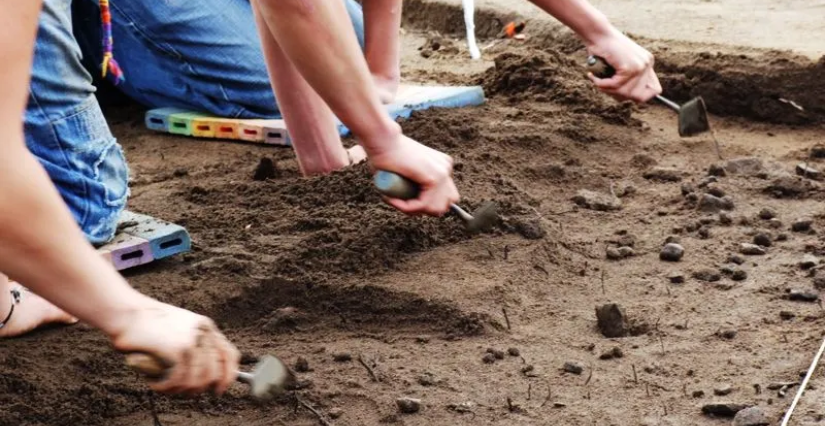 Les stages d'initiation à l'archéologie de terrain avec Archéologie pour Tous entre Blois et Orléans